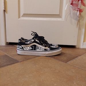 Sneakers 👟  Vans size 9 color black and white